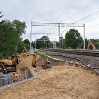 2023-08-02 Rośnie nowy przystanek Pabianice Północne – będą lepsze podróże do Łodzi i Sieradza