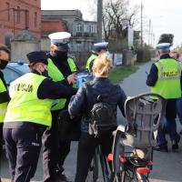 bezpieczny przejazd, Krotoszyn, kampania społeczna, akcja informacyjna, akcja ulotkowa, przejazd kolejowo-drogowy, kierowca, policja, policjanci, akcja interwencyjno-prewencyjna, ambasador bezpieczeństwa, ambasadorzy bezpieczeństwa, powiat krotoszyński