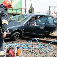 bezpieczny przejazd, symulacja, zderzenie, wypadek, przejazd kolejowo-drogowy, szlaban na ryzyko, kierowca, straż pożarna, samochód, strażak, symulacja zderzenia, akcja ratunkowa