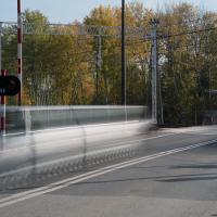 bezpieczny przejazd, przejazd kolejowo-drogowy, żółta naklejka, rogatka