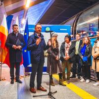 bezpieczny przejazd, kampania społeczna, pociąg, Kraków Główny, stoisko kampanii, promocja bezpieczeństwa, Connecting Europe Express, Kurdziel Grzegorz