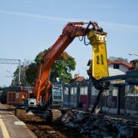 CEF, Łącząc Europę, LK447, demontaż, Warszawa Ursus, demontaż peronu, prace budowlane, maszyna, przystanek, demontaż toru