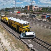 2025-06-26 Spektakularna symulacja zderzenia pociągu z samochodem. Ku przestrodze kierowców!