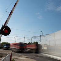 bezpieczny przejazd, przejazd kolejowo-drogowy, rogatka, samochód ciężarowy