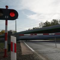 bezpieczny przejazd, przejazd kolejowo-drogowy, żółta naklejka, rogatka