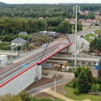 2023-10-13 Kolejny wiadukt drogowy w Jaworznie zwiększył poziom bezpieczeństwa w ruchu kolejowym i drogowym