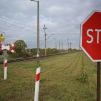 bezpieczny przejazd, przejazd kolejowo-drogowy, żółta naklejka, krzyż św. Andrzeja, znak STOP