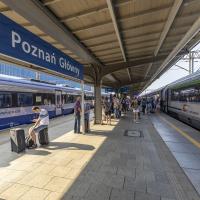 2022-08-19 Poznań Główny z nowymi numerami peronów – PLK ułatwiają orientację podróżnym