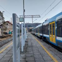 2025-05-30 Do pociągu z wygodnych peronów na linii do Zwardonia. Będzie też szybciej