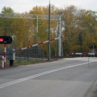 bezpieczny przejazd, przejazd kolejowo-drogowy, żółta naklejka, rogatka