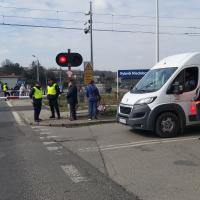 przejazd kolejowo-drogowy, autobus, patrol SOK, samochód, rogatka