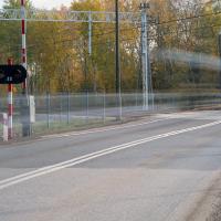 bezpieczny przejazd, przejazd kolejowo-drogowy, żółta naklejka, rogatka