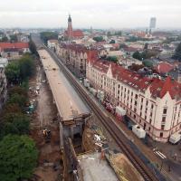 2020-10-23 Kraków. Na kolejowych estakadach sprawne podróże koleją – pod torami rekreacja