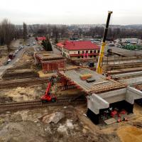 2019-03-27 W Trzebinii nad torami rośnie wiadukt drogowy