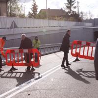 2017-10-30 W Mosinie pociągi bezpiecznie przejadą nad samochodami