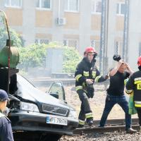 bezpieczny przejazd, symulacja, zderzenie, wypadek, przejazd kolejowo-drogowy, szlaban na ryzyko, kierowca, straż pożarna, samochód, strażak, symulacja zderzenia, akcja ratunkowa