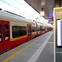 peron, KPK, infokiosk, Warszawa Powązki, SKM Warszawa, Mazowsze, pociąg pasażerski