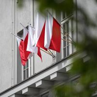 centrala, budynek, iluminacja, flaga biało-czerwona, dekoracja