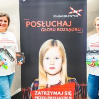 bezpieczny przejazd, kampania społeczna, akcja ulotkowa, Warszawa Centralna, edukacja, edukacja dzieci, stoisko kampanii, edukacja dorosłych, akcja edukacyjna, ambasador bezpieczeństwa, ambasadorzy bezpieczeństwa, koordynator kampanii