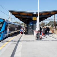 2025-09-29 Słupsk: podróżni wsiadają do pociągów z nowych peronów