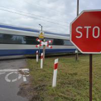 bezpieczny przejazd, przejazd kolejowo-drogowy, żółta naklejka, krzyż św. Andrzeja, znak STOP