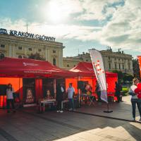 bezpieczny przejazd, kampania społeczna, Kraków Główny, stoisko kampanii, promocja bezpieczeństwa