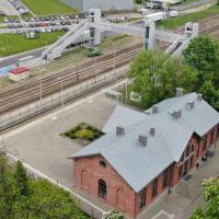 2023-06-06 Mieszkańcy i podróżni korzystają z nowych kładek nad torami w Głownie i Strykowie