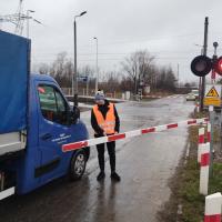 bezpieczny przejazd, przejazd kolejowo-drogowy, Łódź, samochód, briefing prasowy, wyłamanie rogatki