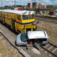 2025-06-26 Spektakularna symulacja zderzenia pociągu z samochodem. Ku przestrodze kierowców!