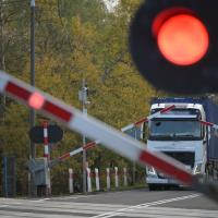 bezpieczny przejazd, przejazd kolejowo-drogowy, żółta naklejka, rogatka