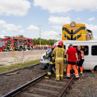 bezpieczny przejazd, wypadek, kampania społeczna, przejazd kolejowo-drogowy, wypadek na przejeździe, wydarzenie plenerowe, symulacja zderzenia, służby ratownicze