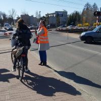 akcja ulotkowa, przejazd kolejowo-drogowy, żółta naklejka, znak STOP, funkcjonariusz SOK, ambasadorzy bezpieczeństwa