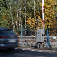 bezpieczny przejazd, przejazd kolejowo-drogowy, żółta naklejka, rogatka