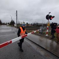 bezpieczny przejazd, przejazd kolejowo-drogowy, Łódź, briefing prasowy, wyłamanie rogatki