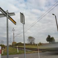 bezpieczny przejazd, przejazd kolejowo-drogowy, żółta naklejka, krzyż św. Andrzeja, znak STOP