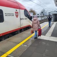 2024-02-09 PLK S.A. zapewniły lepsze podróże w Słupcy – są wyższe perony i windy