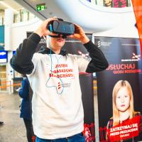 bezpieczny przejazd, kampania społeczna, Warszawa Centralna, edukacja, edukacja dzieci, stoisko kampanii, edukacja dorosłych, akcja edukacyjna, ambasador bezpieczeństwa, virtual reality, ambasadorzy bezpieczeństwa, aplikacja mobilna