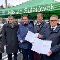 2023-11-29 W Sulejówku jeden tunel pod torami już otwarty, umowa na drugi podpisana