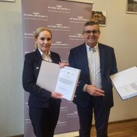 2025-11-21 Bezpieczniejsze przejazdy kolejowo-drogowe – PLK podpisują umowę na urządzenia nowej generacji