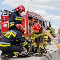 bezpieczny przejazd, wypadek, kampania społeczna, przejazd kolejowo-drogowy, straż pożarna, ratownictwo, wypadek na przejeździe, wydarzenie plenerowe, symulacja zderzenia, służby ratownicze