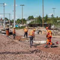 Kętrzyn, robotnicy, maszyna, LK38, KPO, inwestycje w realizacji, roboty budowlane