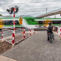 Warszawa, przejazd kolejowo-drogowy, pociąg, rogatka, rowerzysta, KPO, digitalizacja, ul. Naczelnikowska