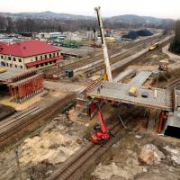 2019-03-27 W Trzebinii nad torami rośnie wiadukt drogowy