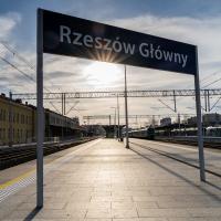 POIiŚ 2014-2020, Rzeszów Główny, zdjęcia nocne, TSI PRM, zmodernizowany peron