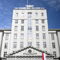 centrala, budynek, iluminacja, flaga biało-czerwona, dekoracja