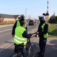 bezpieczny przejazd, Krotoszyn, kampania społeczna, akcja informacyjna, akcja ulotkowa, przejazd kolejowo-drogowy, kierowca, policja, policjanci, akcja interwencyjno-prewencyjna, ambasador bezpieczeństwa, ambasadorzy bezpieczeństwa, powiat krotoszyński