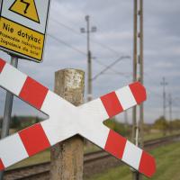 bezpieczny przejazd, przejazd kolejowo-drogowy, żółta naklejka, krzyż św. Andrzeja, znak STOP