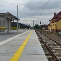 2019-05-31 Podróżni wyjeżdżają z nowych peronów między Suminą a Nędzą