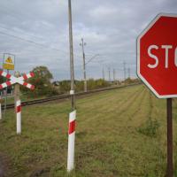 bezpieczny przejazd, przejazd kolejowo-drogowy, żółta naklejka, krzyż św. Andrzeja, znak STOP