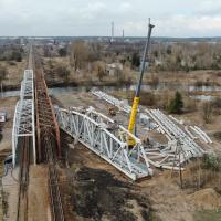 Tomaszów Mazowiecki, prace remontowe, most nad Pilicą, maszyna, nowa infrastruktura, widok z lotu ptaka